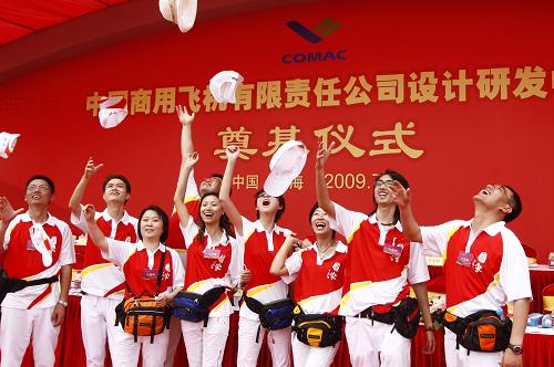 7月6日,中國商飛的部分員工在奠基儀式上合影留念。當(dāng)日,中國商用飛機(jī)有限責(zé)任公司設(shè)計(jì)研發(fā)中心在上海張江高科技園區(qū)奠基。該研發(fā)中心項(xiàng)目將主要負(fù)責(zé)大型客機(jī)、支線飛機(jī)兩大系列機(jī)型的研制和民用飛機(jī)相關(guān)設(shè)計(jì)技術(shù)的研究。項(xiàng)目總體規(guī)劃建筑面積近50萬平方米,一期工程計(jì)劃于2012年5月建成投入使用。新華社記者 裴鑫 攝