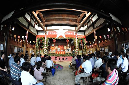 游客在瑞金市葉坪參觀第一次全國蘇維埃代表大會會址(7月3日攝)。近年來,江西充分發(fā)揮紅色文化資源優(yōu)勢,率先發(fā)展紅色旅游,取得良好效果。2008年,江西全省紅色旅游接待游客3543.17萬人次,占全省旅游人數(shù)的43.72%;紅色旅游綜合收入244.6億元,占全省旅游綜合收入的43.73%。新華社記者 宋振平 攝