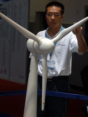 7月8日,一位參觀者在觀看展出的風(fēng)力發(fā)電機模型。當日,第六屆亞洲風(fēng)能大會暨國際風(fēng)能設(shè)備展覽會在北京舉行,來自22個國家和地區(qū)的445家企業(yè)展出了行業(yè)內(nèi)的最新產(chǎn)品與技術(shù)。新華社記者 公磊 攝