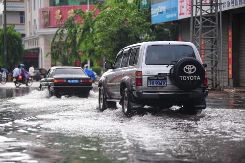 7月12日晨,熱帶風(fēng)暴“蘇迪羅”帶來的降雨造成海南省瓊海市低洼路段積水。今年第5號熱帶風(fēng)暴“蘇迪羅”7月12日5時(shí)30分在海南文昌北部沿海登陸,登陸時(shí)中心附近最大風(fēng)速為18米/秒。海南省氣象臺發(fā)布暴雨紅色預(yù)警。新華社發(fā)(蒙鐘德 攝)