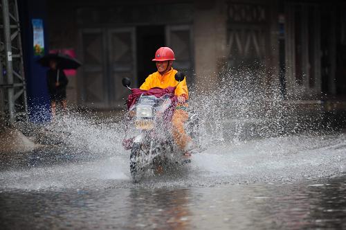 7月12日晨,熱帶風(fēng)暴“蘇迪羅”帶來的降雨造成海南省瓊海市低洼路段積水。今年第5號熱帶風(fēng)暴“蘇迪羅”7月12日5時(shí)30分在海南文昌北部沿海登陸,登陸時(shí)中心附近最大風(fēng)速為18米/秒。海南省氣象臺發(fā)布暴雨紅色預(yù)警。新華社發(fā)(蒙鐘德 攝)