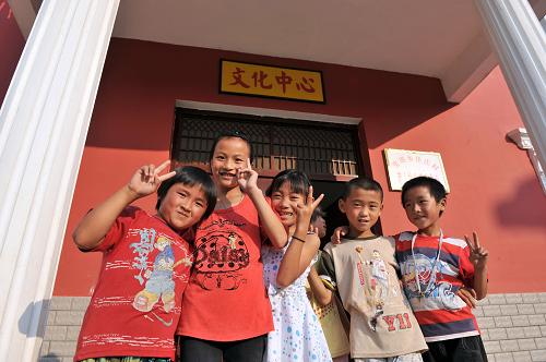 福建省清流縣里田鄉(xiāng)洋莊村放假的孩子聚集在村文化中心前玩耍(7月10日)。福建省清流縣是第二次國內(nèi)革命戰(zhàn)爭時期全國22個中央蘇區(qū)縣之一,在這片紅色土地上,曾留下毛澤東、朱德、彭德懷等老一輩無產(chǎn)階級革命家的戰(zhàn)斗足跡。在當?shù)攸h委、政府的帶動、幫助下,清流縣里田鄉(xiāng)洋莊村改變過去單純的糧食種植模式,大力發(fā)展煙葉、花卉、苗木等特色經(jīng)濟,村民收入大大提高,鄉(xiāng)村面貌煥然一新。新華社記者 姜克紅 攝