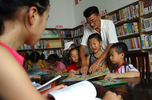 歙縣霞坑村的留守兒童在退休教師吳善德(站立者)的指導(dǎo)下閱讀書籍(7月16日攝)。作為全國留守兒童社會干預(yù)工程試點(diǎn)縣之一的安徽省歙縣近年來積極探索完善留守兒童權(quán)利保護(hù)工作新機(jī)制,建立有利于留守兒童身心健康的社會、學(xué)校、家庭共同參與的社會支持網(wǎng)絡(luò)。目前該縣已在多個村(社區(qū))建立起留守兒童活動中心,豐富留守兒童的假日生活。新華社記者 李健 攝