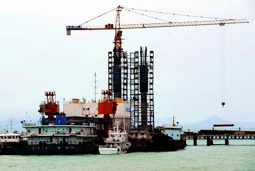 正在加緊建設(shè)中的福建平潭海峽大橋(7月26日攝)。 福建平潭海峽大橋自2008年2月正式動(dòng)工以來(lái)施工進(jìn)展順利,即將進(jìn)入主橋箱梁澆筑階段,預(yù)計(jì)2009年底將完成所有樁基、承臺(tái)施工,大橋力爭(zhēng)在2011年元旦基本建成。 平潭海峽大橋起點(diǎn)位于福清市東瀚鎮(zhèn)小山東,跨越海壇海峽,終點(diǎn)至平潭娘宮,路線全長(zhǎng)4976米,其中橋梁總長(zhǎng)3510米,雙向4車道,設(shè)計(jì)行車速度80公里/小時(shí),是平潭縣未來(lái)進(jìn)出島的重要通道。 新華社記者 張國(guó)俊 攝