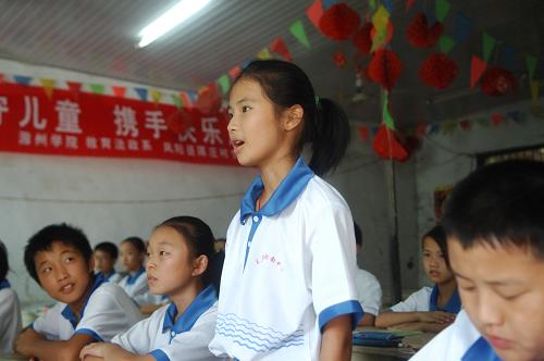 一名留守孩子在背誦唐詩(8月5日攝)。對(duì)于大多數(shù)孩子,暑假是豐富多彩的;而對(duì)農(nóng)村的不少留守孩子,暑假仍然無法跟父母團(tuán)聚,不得不繼續(xù)過著留守生活。在安徽涇縣王直留守兒童助教中心,暑期仍有80多名留守兒童在這里托管生活學(xué)習(xí)。由于缺少父母的陪伴,孩子們?cè)谥讨行睦蠋煹呐惆橄拢c同學(xué)們共同生活,開展文體活動(dòng)、復(fù)習(xí)功課。新華社記者 李健 攝