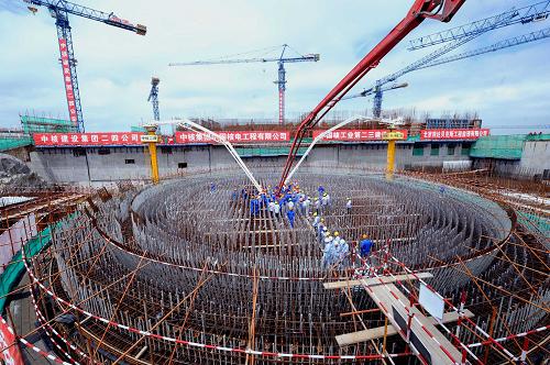 圖為2009年6月17日,建設(shè)者在福建福清核電站2號(hào)機(jī)組核島反應(yīng)堆廠房施工現(xiàn)場(chǎng)澆注第一罐混凝土。新中國(guó)成立60年來(lái),國(guó)家實(shí)施的各類重點(diǎn)工程遍布祖國(guó)大江南北、分布于國(guó)民經(jīng)濟(jì)各個(gè)領(lǐng)域,在社會(huì)主義現(xiàn)代化建設(shè)中發(fā)揮著不可或缺的輻射和帶動(dòng)作用,書寫著中華民族走向偉大復(fù)興的壯麗篇章。新華社發(fā)