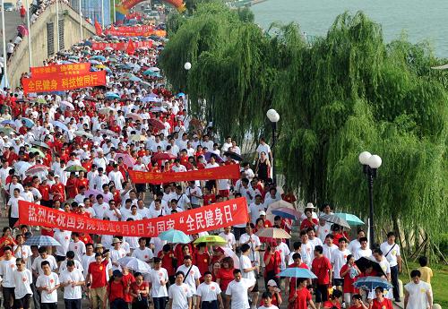 8月8日晨,廣西柳州市舉行“萬人健身走”活動(dòng),市民們沿著風(fēng)景秀麗的柳江河畔步行。當(dāng)日,柳州市開展形式多樣的健身活動(dòng),慶祝8月8日首個(gè)“全民健身日”的到來。新華社發(fā)(黃孝邦 攝)