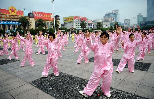 8月8日,市民們?cè)谀喜邪艘粡V場舉行的“全民健身日”啟動(dòng)儀式上表演氣功。當(dāng)日,南昌市在八一廣場啟動(dòng)“全民健身日”活動(dòng),數(shù)千名市民來到八一廣場,開展豐富多采、形式多樣的健身活動(dòng)。與此同時(shí),江西全省各地也在同一天舉行“全民健身日”啟動(dòng)儀式。 新華社記者周科攝