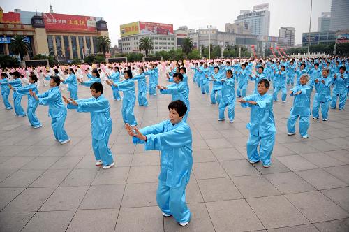 8月8日,市民們?cè)谀喜邪艘粡V場舉行的“全民健身日”啟動(dòng)儀式上表演氣功。當(dāng)日,南昌市在八一廣場啟動(dòng)“全民健身日”活動(dòng),數(shù)千名市民來到八一廣場,開展豐富多采、形式多樣的健身活動(dòng)。與此同時(shí),江西全省各地也在同一天舉行“全民健身日”啟動(dòng)儀式。新華社記者 周科 攝