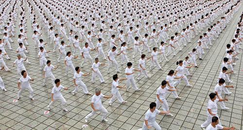 8月8日晨,廣東汕頭市民參加萬人太極拳展演活動(dòng)。 當(dāng)日,廣東汕頭舉行萬人太極拳展演、千人登山等活動(dòng),慶祝8月8日我國首個(gè)“全民健身日”。 新華社發(fā)(馬卡 攝)
