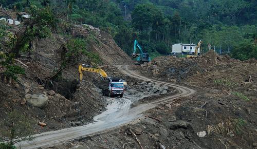 8月16日,臺灣嘉義縣境內(nèi)的阿里山公路正在努力搶通中。受“莫拉克”臺風(fēng)影響,暴雨造成阿里山公路多路段出現(xiàn)塌方、落石和路基流失,還有多處橋梁遭洪水沖毀。據(jù)了解,阿里山公路要全面搶通,至少需要到9月底。目前,游客無法進(jìn)入阿里山森林游樂區(qū)游覽。新華社記者 陳鍵興 攝