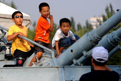 8月19日,幾名小朋友在包頭市兵器廣場的“艦艇”上玩耍。多年來,草原鋼城內(nèi)蒙古包頭市積極發(fā)展城市公園、廣場綠地建設(shè),先后建成了銀河廣場、如意廣場、兵器廣場、阿爾丁植物園等數(shù)十個特色廣場公園。人們可以在兵器廣場體驗近現(xiàn)代火炮、坦克、飛機的實物;在銀河廣場與散放的梅花鹿親密接觸;在友誼廣場上欣賞民族特色雕塑……這些獨特的廣場文化為包頭增添了鮮明的城市特色,在豐富市民生活的同時,成為當?shù)芈糜我淮罅咙c,吸引不少游客前往游覽觀光。新華社記者 李曉果 攝