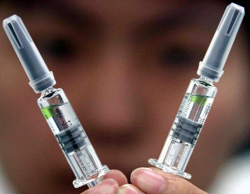 9月3日,北京科興的工作人員在展示甲型H1N1流感病毒裂解疫苗。當(dāng)日,國家食品藥品監(jiān)管局批準(zhǔn)北京科興生物制品有限公司生產(chǎn)的甲型H1N1流感病毒裂解疫苗注冊(cè)申請(qǐng),科興公司正式獲得疫苗生產(chǎn)批準(zhǔn),并開始批量生產(chǎn)。新華社記者 邢廣利 攝