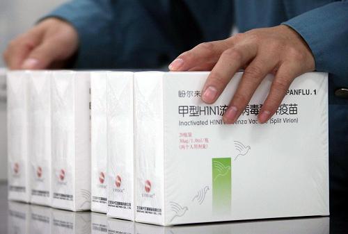 9月3日,北京科興的工作人員在分裝甲型H1N1流感病毒裂解疫苗。當(dāng)日,國家食品藥品監(jiān)管局批準(zhǔn)北京科興生物制品有限公司生產(chǎn)的甲型H1N1流感病毒裂解疫苗注冊(cè)申請(qǐng),科興公司正式獲得疫苗生產(chǎn)批準(zhǔn),并開始批量生產(chǎn)。新華社記者 邢廣利 攝