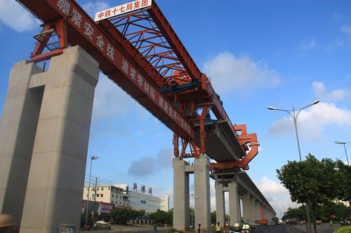 9月8日,中鐵十七局施工人員在海南省東環(huán)鐵路高架橋墩上鋪設(shè)空中路基。近日,海南省東環(huán)鐵路高架橋路基主體工程已完成施工任務(wù),并進入橋面施工階段。目前橋面路基鋪設(shè)工作已延伸到海口市區(qū)。新華社發(fā)(周宏偉 攝)
