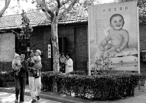 上?;瘜W(xué)纖維廠女工帶著自己的孩子在廠保健站檢查身體(1981年2月攝)。1980年9月25日,中共中央發(fā)表了《關(guān)于控制人口增長問題致全體共產(chǎn)黨員、共青團(tuán)員的公開信》,即著名的“9·25”公開信,這封公開信不僅對廣大共產(chǎn)黨員和共青團(tuán)員,而且對全社會、對我國整個計(jì)劃生育工作,都產(chǎn)生了深遠(yuǎn)影響。新華社發(fā)