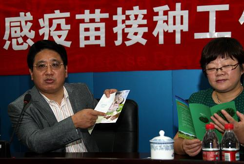 9月9日,北京市疾病預(yù)防控制中心主任鄧瑛(左)在介紹流感疫苗接種工作情況。當(dāng)日,北京市衛(wèi)生局、北京市疾病預(yù)防控制中心在北京舉行“2009流感疫苗接種工作新聞發(fā)布會(huì)”,宣布從9月10日開始在北京市全面開展流感疫苗接種工作。據(jù)介紹,北京市衛(wèi)生局已在全市設(shè)立400余家流感疫苗接種門診,為具有本市居民身份證60周歲以上的老人和在校中、小學(xué)生進(jìn)行免費(fèi)接種。新華社記者 汪永基 攝