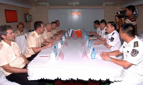 9月6日,應中國海軍第三批護航編隊指揮員、東海艦隊副司令員王志國少將的邀請,俄羅斯海軍護航編隊指揮官、俄軍東北武裝力量集群第一副司令謝爾蓋·阿廖克明斯基少將一行8人來到“舟山”艦訪問,雙方在友好的氛圍中進行了交流,并就索馬里海盜活動特點、護航戰(zhàn)法戰(zhàn)術、編隊護航合作等進行了溝通交流,交換了意見和看法。新華社記者 郭剛 攝