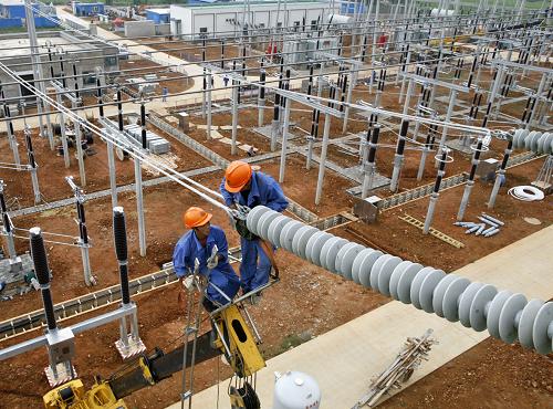 9月24日,安徽省送變電工程技術(shù)人員為郎溪昌明變電工程進(jìn)行最后設(shè)備安裝。由國(guó)家電網(wǎng)和安徽省電力部門(mén)共同投資2億元建設(shè)的安徽郎溪縣昌明220千伏變電工程,目前主體工程建設(shè)已基本完成,今年十月即可投入運(yùn)行。地處安徽、江蘇、浙江三省交界的皖東南宣城市郎溪縣,能源緊缺,該工程的建成可滿足這一地區(qū)日益增長(zhǎng)的農(nóng)村用電需求,為山區(qū)農(nóng)村經(jīng)濟(jì)的發(fā)展提供電力保障。新華社記者 王雷 攝