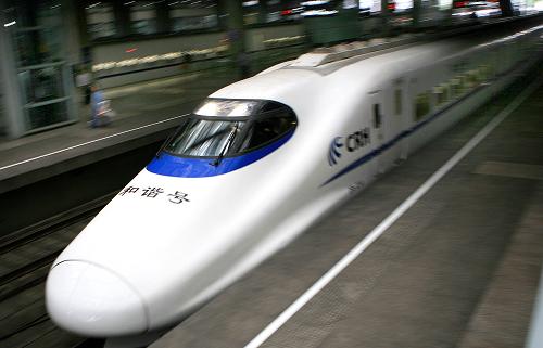 9月28日,上海至福州的D3105次動車組正快速駛離上?;疖囌灸险尽.斎?,上海到福州、溫州、寧波的10對動車組在上海首發(fā),大幅縮短了上海與這些城市之間的運行時間,長三角各地之間聯(lián)系更加緊密。隨著沿海鐵路動車組的開通,上海至奉化、臺州、雁蕩山等旅游景點都可乘動車組高速直達,國慶期間到南方海濱旅游的游客將感受到全新的出行體驗。 新華社記者 陳飛 攝