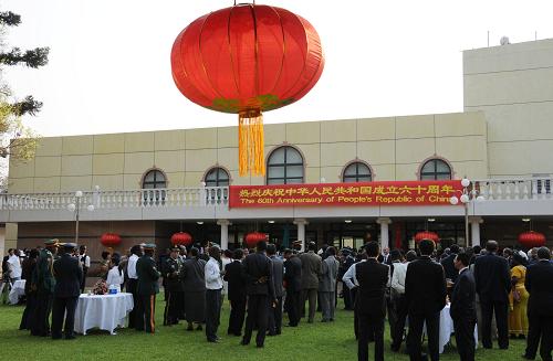 9月29日,在贊比亞首都盧薩卡,來(lái)賓在中國(guó)駐贊比亞大使館內(nèi)參加國(guó)慶招待會(huì)。當(dāng)日,中國(guó)駐贊比亞大使館舉行慶祝中華人民共和國(guó)成立60周年招待會(huì),來(lái)自贊比亞政府、各國(guó)駐贊使節(jié)、中資機(jī)構(gòu)及華僑華人代表共500余人出席。新華社記者 海明威 攝