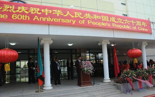 9月29日,在贊比亞首都盧薩卡,中國(guó)駐贊比亞大使李強(qiáng)民在國(guó)慶招待會(huì)上發(fā)表講話。當(dāng)日,中國(guó)駐贊比亞大使館舉行慶祝中華人民共和國(guó)成立60周年招待會(huì),來(lái)自贊比亞政府、各國(guó)駐贊使節(jié)、中資機(jī)構(gòu)及華僑華人代表共500余人出席。新華社記者 海明威 攝