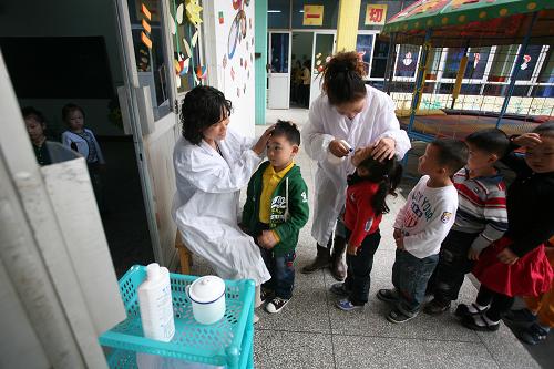 10月9日,江蘇省泰州市海陵區(qū)城北幼兒園小朋友接受晨檢。當(dāng)天是中小學(xué)、幼兒園在長假后正式上課的第一天,各地紛紛采取措施,嚴(yán)防甲流在校園和幼兒園蔓延。新華社發(fā)(顧俊 攝)