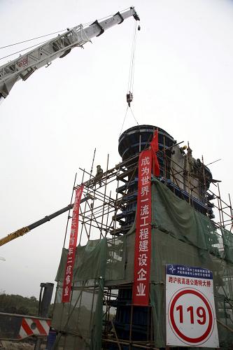 10月9日,施工人員在滬杭鐵路客運(yùn)專線上海金山段的工地上作業(yè)。近日,上海至杭州鐵路客運(yùn)專線全線開(kāi)始架梁,目前施工進(jìn)入攻堅(jiān)階段。滬杭鐵路客運(yùn)專線運(yùn)營(yíng)長(zhǎng)度158.77公里,設(shè)計(jì)時(shí)速350公里,預(yù)計(jì)于2010年建成通車。新華社發(fā)(莊毅 攝)