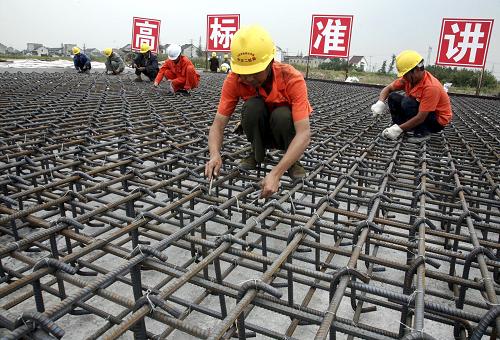 10月9日,在滬杭鐵路客運(yùn)專線上海金山段的工地上,施工人員綁扎路基筏板的鋼筋。近日,上海至杭州鐵路客運(yùn)專線全線開(kāi)始架梁,目前施工進(jìn)入攻堅(jiān)階段。滬杭鐵路客運(yùn)專線運(yùn)營(yíng)長(zhǎng)度158.77公里,設(shè)計(jì)時(shí)速350公里,預(yù)計(jì)于2010年建成通車。新華社發(fā)(莊毅 攝)