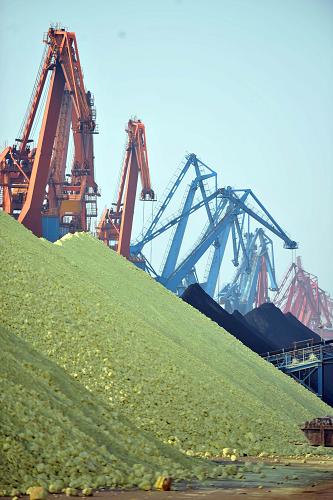 10月17日,防城港散貨碼頭在裝卸硫磺礦粉。新華社記者 劉廣銘 攝