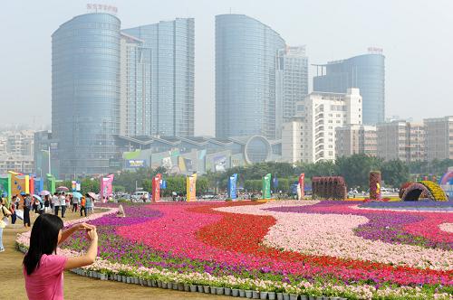 10月19日,市民在“第6屆中國—東盟博覽會”主會場前拍照游覽。“第6屆中國—東盟博覽會”即將在廣西南寧開幕。主辦地南寧已裝飾一新,迎接盛會的到來。 新華社記者 馬平 攝