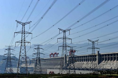 這是三峽左岸電站附近的電力輸送塔(10月23日攝)。 正在進(jìn)行175米試驗(yàn)性蓄水的三峽工程蓄水進(jìn)展順利,隨著蓄水水位的上升,三峽左右岸電站發(fā)電機(jī)組正在經(jīng)受全面考驗(yàn)。對(duì)此,中國(guó)長(zhǎng)江三峽集團(tuán)公司嚴(yán)格執(zhí)行國(guó)務(wù)院確定的“安全、科學(xué)、穩(wěn)妥、漸進(jìn)”的原則,采取嚴(yán)格管理、科學(xué)調(diào)度等措施,保證了三峽電站機(jī)組的安全運(yùn)行。新華社記者 杜華舉 攝