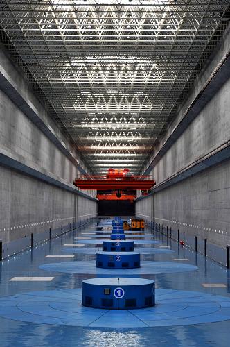 這是三峽左岸電站廠房?jī)?nèi)景(10月21日攝)。正在進(jìn)行175米試驗(yàn)性蓄水的三峽工程蓄水進(jìn)展順利,隨著蓄水水位的上升,三峽左右岸電站發(fā)電機(jī)組正在經(jīng)受全面考驗(yàn)。對(duì)此,中國(guó)長(zhǎng)江三峽集團(tuán)公司嚴(yán)格執(zhí)行國(guó)務(wù)院確定的“安全、科學(xué)、穩(wěn)妥、漸進(jìn)”的原則,采取嚴(yán)格管理、科學(xué)調(diào)度等措施,保證了三峽電站機(jī)組的安全運(yùn)行。新華社記者 杜華舉 攝