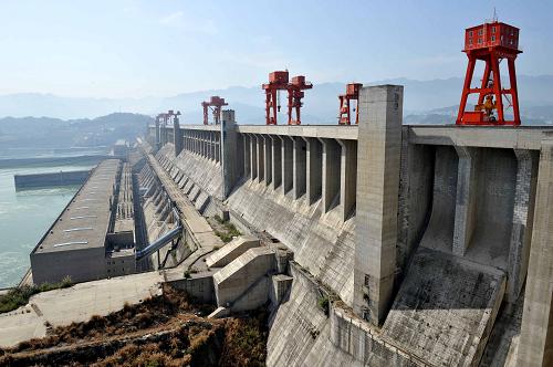 這是三峽工程左岸電站廠房壩段外景(10月23日攝)。正在進(jìn)行175米試驗(yàn)性蓄水的三峽工程蓄水進(jìn)展順利,隨著蓄水水位的上升,三峽左右岸電站發(fā)電機(jī)組正在經(jīng)受全面考驗(yàn)。對(duì)此,中國(guó)長(zhǎng)江三峽集團(tuán)公司嚴(yán)格執(zhí)行國(guó)務(wù)院確定的“安全、科學(xué)、穩(wěn)妥、漸進(jìn)”的原則,采取嚴(yán)格管理、科學(xué)調(diào)度等措施,保證了三峽電站機(jī)組的安全運(yùn)行。新華社記者 杜華舉 攝