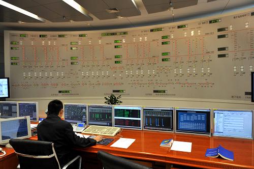 10月21日,一名技術(shù)人員在三峽電站中央控制室監(jiān)控機(jī)組運(yùn)行情況。正在進(jìn)行175米試驗(yàn)性蓄水的三峽工程蓄水進(jìn)展順利,隨著蓄水水位的上升,三峽左右岸電站發(fā)電機(jī)組正在經(jīng)受全面考驗(yàn)。對(duì)此,中國(guó)長(zhǎng)江三峽集團(tuán)公司嚴(yán)格執(zhí)行國(guó)務(wù)院確定的“安全、科學(xué)、穩(wěn)妥、漸進(jìn)”的原則,采取嚴(yán)格管理、科學(xué)調(diào)度等措施,保證了三峽電站機(jī)組的安全運(yùn)行。新華社記者 杜華舉 攝