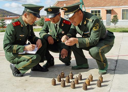10月22日,內(nèi)蒙古五岔溝邊防工作站的干警在登記新發(fā)現(xiàn)的清華日軍遺留武器。近日,內(nèi)蒙古興安盟五岔溝鎮(zhèn)農(nóng)民在整理農(nóng)田時發(fā)現(xiàn)15枚手雷和1發(fā)炮彈,經(jīng)確認(rèn)是侵華日軍遺留武器。據(jù)科爾沁右翼前旗公安邊防大隊介紹,日軍侵華期間,曾在內(nèi)蒙古五岔溝鎮(zhèn)及周邊地區(qū)構(gòu)筑了軍用機場、要塞、物資庫等大批軍事設(shè)施。從2000年至今,五岔溝鎮(zhèn)已經(jīng)從農(nóng)田、林間發(fā)現(xiàn)各類侵華日軍遺留的手雷、炮彈等武器超過200件,所幸沒有造成人員傷亡事件。新華社記者 李欣 攝