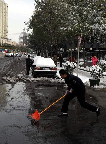 11月10日,北京降下今年第二場(chǎng)雪,市民們紛紛出動(dòng),清除道路上和門前的積雪。新華社記者 唐召明 攝