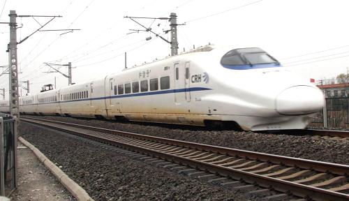 11月10日,一列“和諧號”列車從京滬鐵路河北滄州段駛過。11月11日零時起,全國鐵路將實施新的列車運行圖。據(jù)悉,本次調(diào)圖是為了充分發(fā)揮襄渝二線等工程投產(chǎn)及新造直供電客車等新增運力資源作用,加快旅客列車結(jié)構(gòu)調(diào)整,優(yōu)化旅客列車開行方案,進一步優(yōu)化運輸組織,提升西南路網(wǎng)能力。調(diào)圖新增直通旅客列車8對,其中動車組1對、直達特快列車1對、快速列車6對,變更運行區(qū)段7對,改變運行徑路8對,變更列車等級10對;新圖還調(diào)整了一些貨物列車對數(shù)和編組計劃。新華社發(fā)(傅新春 攝)