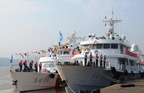 11月10日,海巡船艇整裝待發(fā)。11月10至11日,福建海事局實施冬季統(tǒng)一巡航執(zhí)法行動,巡航區(qū)域為福建三都澳至廈門灣沿海的重要港口水域以及福建、浙江交界處水域,巡航里程共482海里,共有14艘海巡船艇參加。新華社記者 胡蘇 攝