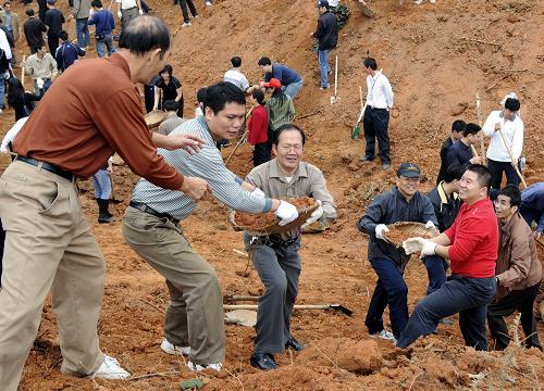 12月8日,廣西北海市機(jī)關(guān)干部職工在合浦縣白沙鎮(zhèn)龍江村清運(yùn)水渠內(nèi)的淤泥。 入冬以來,廣西北海市加大對(duì)農(nóng)田水利設(shè)施的建設(shè)力度,對(duì)病險(xiǎn)水庫(kù)、渠道、堤壩等進(jìn)行除險(xiǎn)加固和整修。 新華社發(fā)(李君光 攝)