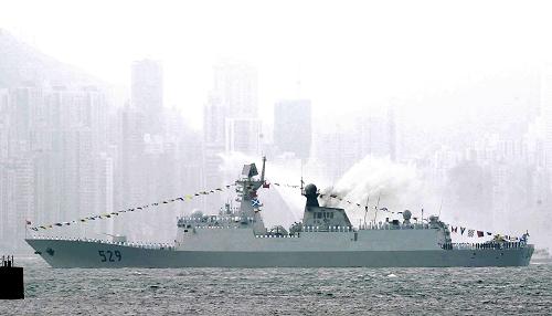 12月14日,“舟山”號導(dǎo)彈護(hù)衛(wèi)艦駛進(jìn)維多利亞港。當(dāng)日,圓滿完成中國海軍第三批護(hù)航任務(wù)的“舟山”號和“徐州”號導(dǎo)彈護(hù)衛(wèi)艦返航途中??肯愀郏艿较愀厶貐^(qū)政府和民眾的熱烈歡迎。 新華社記者 黃本強(qiáng) 攝