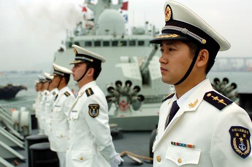 12月14日,“舟山”號導(dǎo)彈護(hù)衛(wèi)艦官兵列隊(duì)甲板準(zhǔn)備??肯愀?。當(dāng)日,圓滿完成中國海軍第三批護(hù)航任務(wù)的“舟山”號和“徐州”號導(dǎo)彈護(hù)衛(wèi)艦返航途中??肯愀郏艿较愀厶貐^(qū)政府和民眾的熱烈歡迎。 新華社記者 郭剛 攝