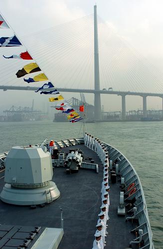 12月14日,“舟山”號導(dǎo)彈護(hù)衛(wèi)艦駛?cè)氚捍捃姞I碼頭。當(dāng)日,圓滿完成中國海軍第三批護(hù)航任務(wù)的“舟山”號和“徐州”號導(dǎo)彈護(hù)衛(wèi)艦返航途中??肯愀?,受到香港特區(qū)政府和民眾的熱烈歡迎。 新華社記者 郭剛 攝
