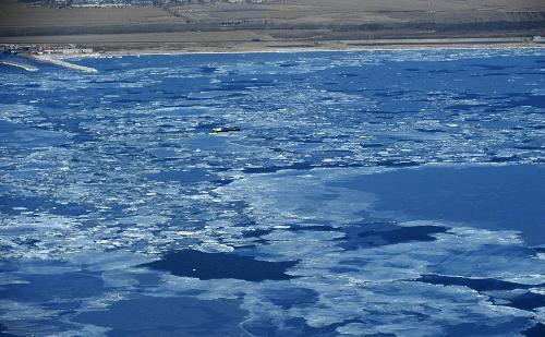 這是渤海山海關(guān)附近海域形成的海冰(1月23日攝)。1月23日,新華社記者登上中國海監(jiān)北海航空支隊(duì)的直升機(jī),沿渤海海岸拍攝沿岸的海冰冰情。來自國家衛(wèi)星海洋應(yīng)用中心的消息說,自2009年12月下旬以來,渤海、黃海海域出現(xiàn)了近30年同期最為嚴(yán)重的海冰災(zāi)害,至今海冰發(fā)展仍然迅速。最新的衛(wèi)星遙感數(shù)據(jù)顯示,渤海海冰分布面積已占到整個(gè)海區(qū)面積的45%。而在10日前海冰面積還不足40%。預(yù)計(jì)渤海、黃海冰情還將繼續(xù)發(fā)展,到2月上旬可能達(dá)到今年最重程度。新華社記者 任勇 攝
