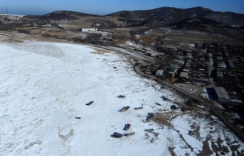 這是遼東灣最大島嶼——菊花島近岸的海冰(1月23日攝)。1月23日,新華社記者登上中國海監(jiān)北海航空支隊(duì)的直升機(jī),沿渤海海岸拍攝沿岸的海冰冰情。來自國家衛(wèi)星海洋應(yīng)用中心的消息說,自2009年12月下旬以來,渤海、黃海海域出現(xiàn)了近30年同期最為嚴(yán)重的海冰災(zāi)害,至今海冰發(fā)展仍然迅速。最新的衛(wèi)星遙感數(shù)據(jù)顯示,渤海海冰分布面積已占到整個(gè)海區(qū)面積的45%。而在10日前海冰面積還不足40%。預(yù)計(jì)渤海、黃海冰情還將繼續(xù)發(fā)展,到2月上旬可能達(dá)到今年最重程度。新華社記者 任勇 攝