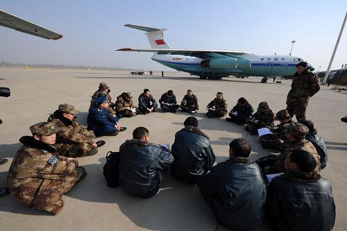 1月31日,在河北石家莊正定國際機(jī)場,執(zhí)行此次飛行任務(wù)的空軍某部指戰(zhàn)員在研究飛行方案。當(dāng)日,中國政府向蒙古國政府提供的人道主義援助物資在河北石家莊正定國際機(jī)場由空軍某部的三架軍用運(yùn)輸機(jī)運(yùn)往蒙古。為幫助蒙古國政府克服30年來罕見的雪災(zāi)困難,中國政府向蒙古國提供了便攜式發(fā)電機(jī)、棉被、大米等一批緊急人道主義物資援助。新華社記者 金良快 攝