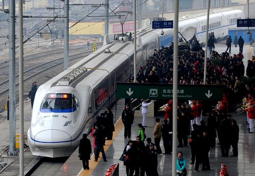 這是鄭州開(kāi)往西安的G2003次“和諧號(hào)”首發(fā)動(dòng)車(chē)組列車(chē)從鄭州火車(chē)站開(kāi)出(2月6日攝)。2月7日下午,記者從西安鐵路局了解到,當(dāng)日,因天氣原因引起設(shè)備故障,鄭州至西安高速鐵路個(gè)別列車(chē)晚點(diǎn),從鄭州開(kāi)往西安的G2003次、G2007次和西安開(kāi)往鄭州的G2006次動(dòng)車(chē)組列車(chē)停運(yùn)。新華社記者 朱祥 攝