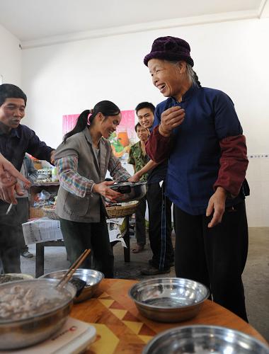 2月10日,在廣西東蘭縣三弄瑤族鄉(xiāng)上弄寧屯,一戶村民在準備過年吃的食品。春節(jié)臨近,遭遇持續(xù)干旱的廣西河池市全力投入抗旱工作,使東蘭、鳳山、大化等地受災(zāi)群眾的節(jié)日生活用水得到保障。目前旱區(qū)群眾正在準備過年,節(jié)日喜慶氣氛漸濃。新華社記者 黃孝邦 攝