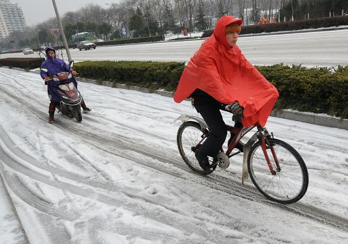 2月11日,在南京市區(qū)積雪結(jié)冰的道路上,路人艱難騎行。當(dāng)日,南京出現(xiàn)降雪和低溫冰凍天氣,江蘇省氣象臺發(fā)布道路結(jié)冰橙色預(yù)警。目前,因路面積雪結(jié)冰,南京周邊高速公路封閉,長途車站大批旅客滯留。新華社記者 孫參 攝