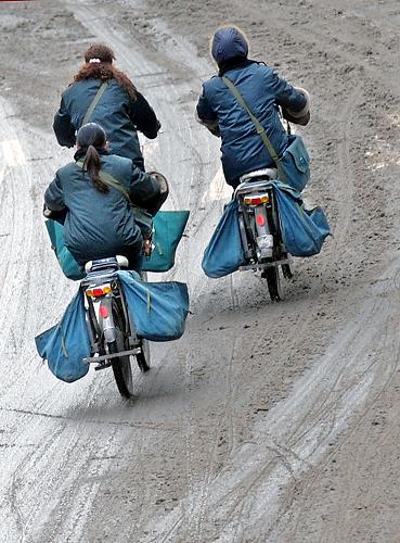 2月11日,3位郵遞員載著郵件騎行在積雪未化的路面上。10日晚,鄭州市下了小到中雪。11日凌晨,城區(qū)最低氣溫降至零下4攝氏度。據(jù)氣象部門預(yù)測,今后兩日內(nèi),鄭州地區(qū)的天氣基本為多云或陰天,溫度會更低,但不會再有降雪。新華社記者 王頌 攝